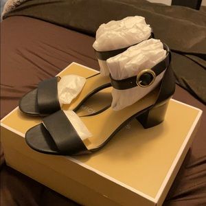 Michael Kors Lena Flex Mid in Black leather